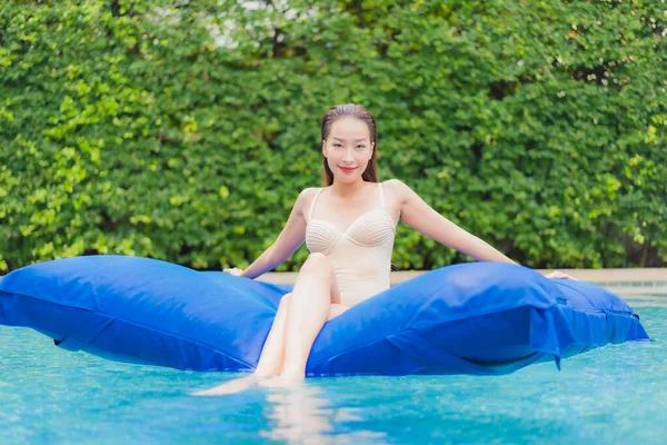 Портрет Красивая Молодая Азиатская Женщина Расслабиться Улыбка Вокруг Открытый Бассейн — стоковое фото