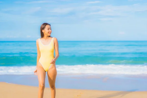 美しい若いアジアの女性は旅行休暇中に屋外熱帯の海のビーチの海の周りの笑顔のレジャーをリラックス — ストック写真