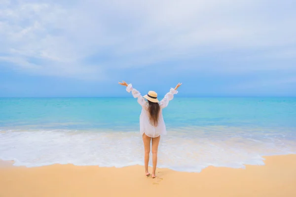 ポートレート美しい若いアジアの女性は旅行休暇でビーチの海の周りのレジャー笑顔をリラックス — ストック写真