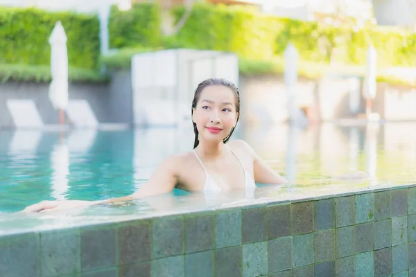 Retrato Bonito Jovem Asiático Mulher Relaxar Sorriso Redor Piscina Livre — Fotografia de Stock