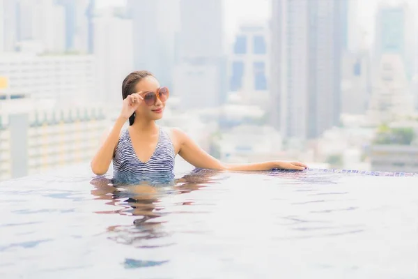 아름다운 아시아 여인은 미소를 머금고 풍경으로 수영장 주위에서 여가를 즐긴다 — 스톡 사진