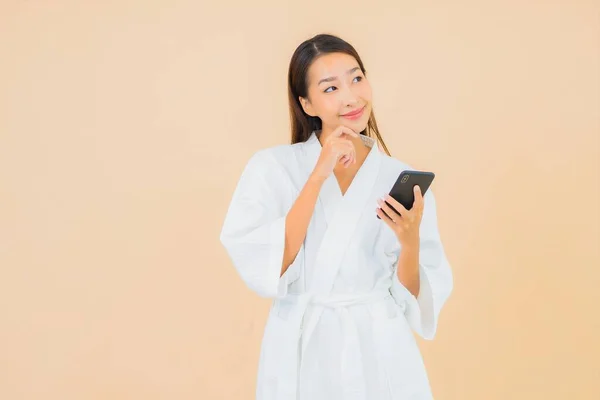 肖像画美しい若いアジアの女性は色のスマートフォンを使用して隔離された背景 — ストック写真