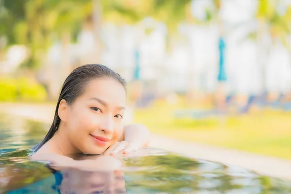 Porträt Schöne Junge Asiatische Frau Entspannen Lächeln Freizeit Rund Freibad — Stockfoto