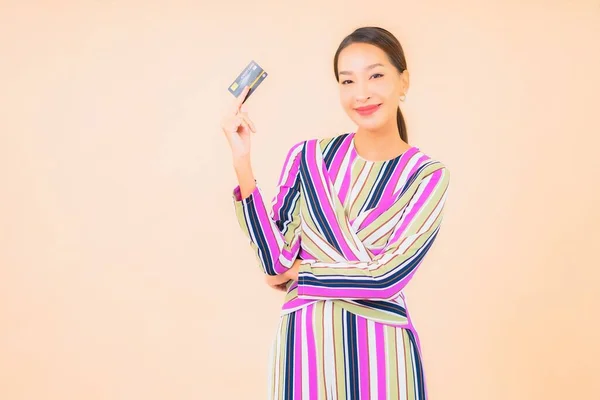 Retrato Hermosa Joven Asiática Mujer Con Teléfono Móvil Inteligente Tarjeta —  Fotos de Stock