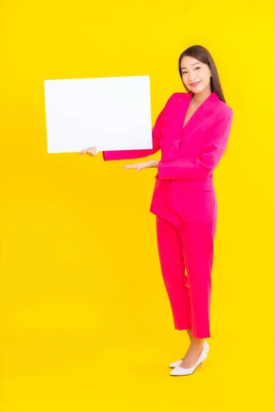 Ritratto Bella Giovane Donna Asiatica Con Cartellone Bianco Vuoto Sfondo — Foto Stock