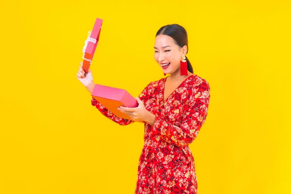 Retrato Hermosa Joven Mujer Asiática Con Caja Regalo Roja Sobre —  Fotos de Stock