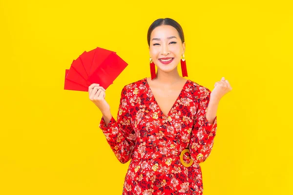 Retrato Bela Jovem Mulher Asiática Com Envelopes Vermelhos Fundo Amarelo — Fotografia de Stock