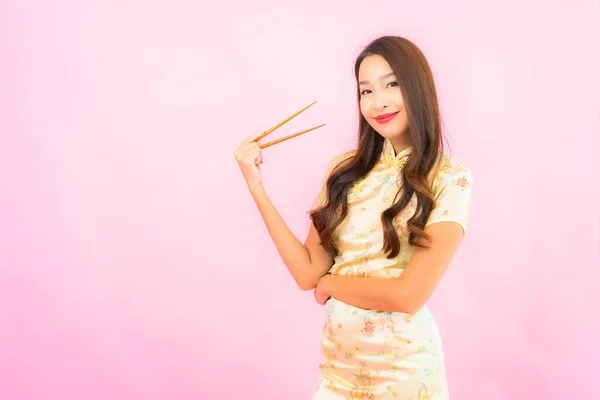 Retrato Hermosa Joven Asiática Mujer Con Palillos Sobre Fondo Rosa — Foto de Stock