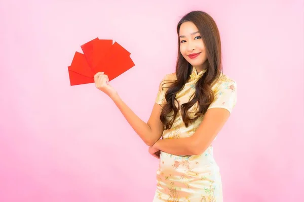 Portrét Krásná Mladá Asijská Žena Červenými Obálkami Čínské Novoroční Koncept — Stock fotografie