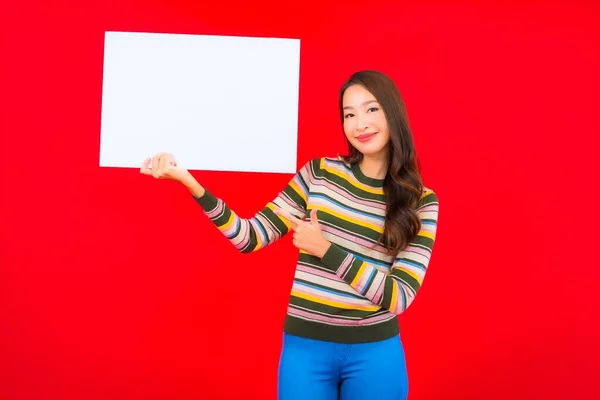 Retrato Bela Jovem Mulher Asiática Com Branco Vazio Outdoor Fundo — Fotografia de Stock