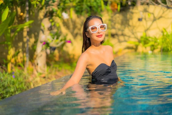 ポートレートの美しい若いアジアの女性はレジャー休暇のためのプールの周りのリラックスを楽しむ — ストック写真