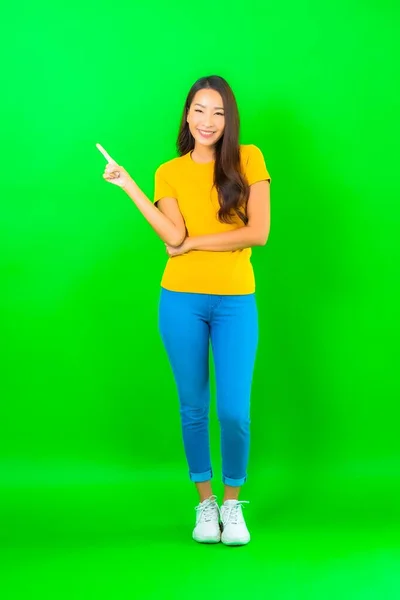 Portret Mooie Jonge Aziatische Vrouw Glimlach Met Actie Groen Geïsoleerde — Stockfoto