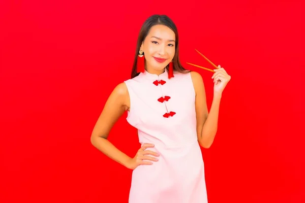 Retrato Bela Jovem Asiático Mulher Com Chopstick Vermelho Isolado Fundo — Fotografia de Stock