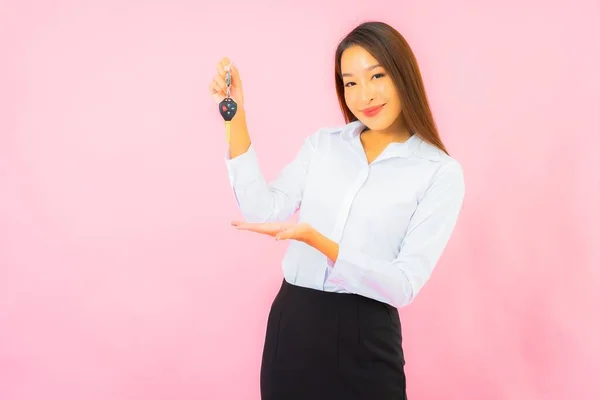 Retrato Bonito Jovem Asiático Mulher Com Carro Chave Rosa Isolado — Fotografia de Stock