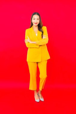 Portre güzel genç iş kadını Asyalı kadın kırmızı izole arka planda hareketli gülümseme