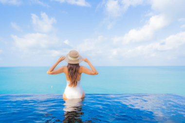 Güzel bir Asyalı kadın portresi. Rahatlayın, gülümseyin. Açık havuzda yüzün.