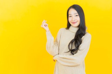 Portre güzel Asyalı kadın gülümsüyor. Renkli arka planda hareket var.