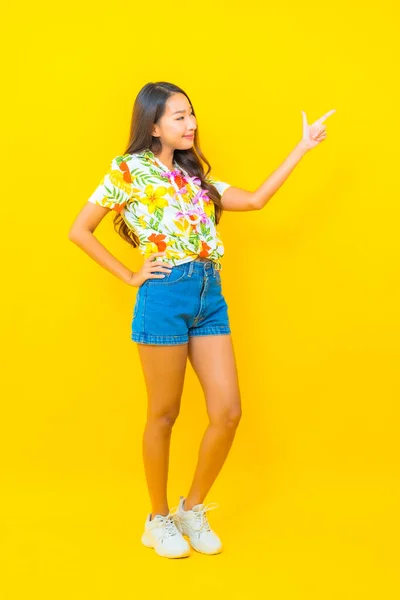 Portret Mooie Jonge Aziatische Vrouw Dragen Kleurrijke Shirt Gele Achtergrond — Stockfoto