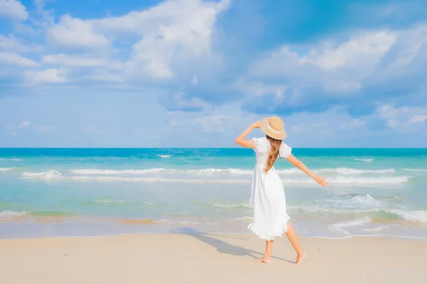 Ritratto Bella Giovane Donna Asiatica Relax Sorriso Svago Intorno Spiaggia — Foto Stock