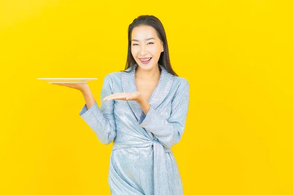Portret Mooie Jonge Aziatische Vrouw Glimlach Met Lege Schotel Gele — Stockfoto