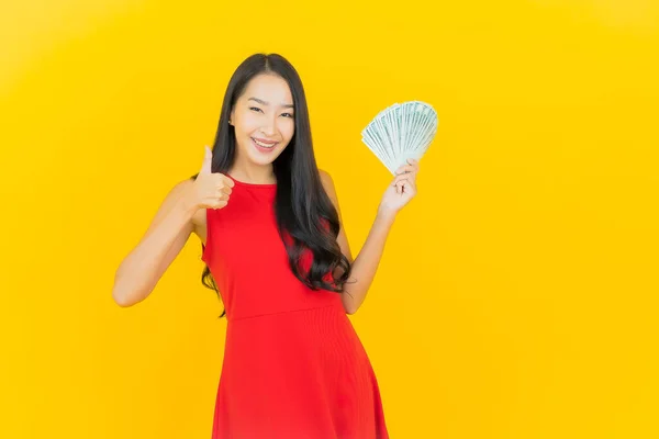 Retrato Hermosa Joven Asiática Mujer Sonrisa Con Montón Dinero Efectivo — Foto de Stock