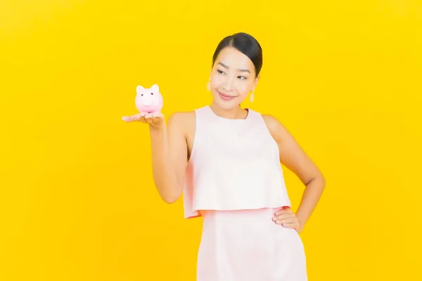Portret Mooie Jonge Aziatische Vrouw Met Spaarvarken Bank Gele Kleur — Stockfoto