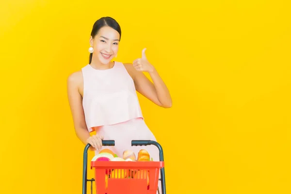 Porträt Schöne Junge Asiatische Frau Lächeln Mit Einkaufskorb Aus Dem — Stockfoto