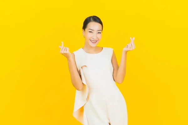Портрет Красивая Молодая Азиатская Женщина Улыбка Действием Желтый Цвет Фона — стоковое фото