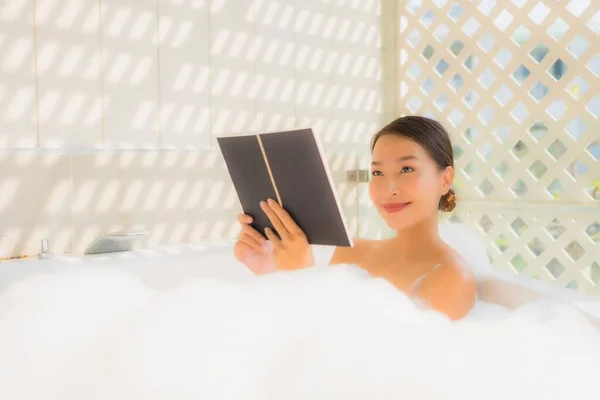 Ritratto Giovane Donna Asiatica Leggere Libro Vasca Bagno Concetto Spa — Foto Stock