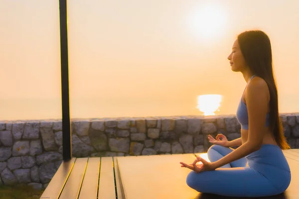 Retrato Joven Asiático Mujer Hacer Meditación Alrededor Mar Playa Océano —  Fotos de Stock