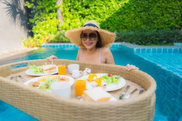 Ritratto Giovane Donna Asiatica Sorriso Felice Godere Con Vassoio Colazione — Foto Stock