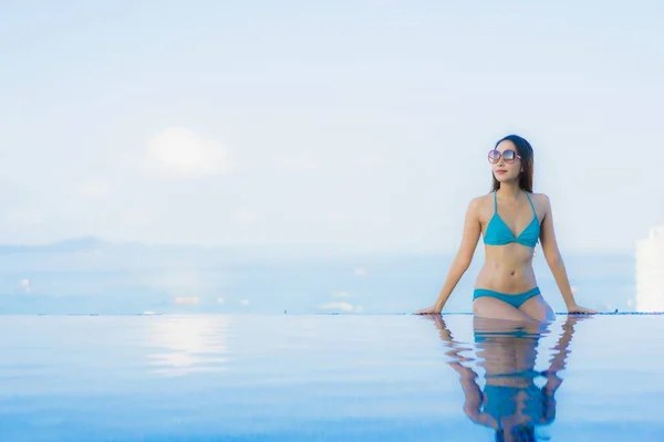 Retrato Bonito Jovem Asiático Mulheres Feliz Sorriso Relaxar Piscina Livre — Fotografia de Stock