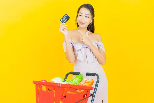 Retrato Bonito Jovem Asiático Mulher Sorriso Com Mercearia Cesta Supermercado — Fotografia de Stock