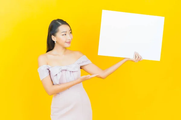 Portret Mooie Jonge Aziatische Vrouw Met Lege Witte Billboard Kleur — Stockfoto