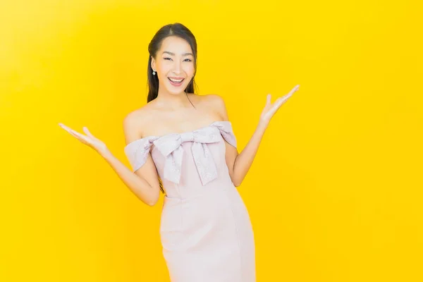 Retrato Bonito Jovem Asiático Mulher Sorriso Com Ação Cor Fundo — Fotografia de Stock