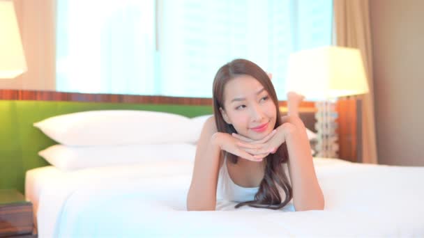 Metraje Hermosa Mujer Asiática Relajándose Casa — Vídeo de stock