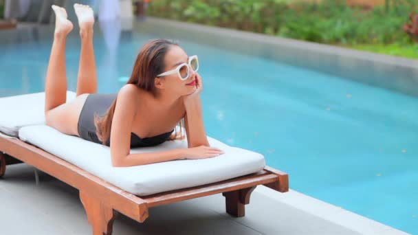 Séquences Belle Jeune Femme Asiatique Relax Sourire Loisirs Autour Piscine — Video