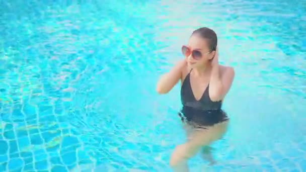 Séquences Belle Jeune Femme Asiatique Relax Sourire Loisirs Autour Piscine — Video