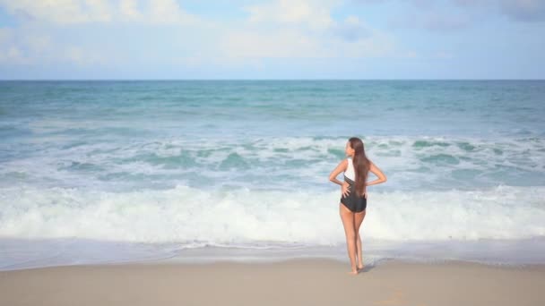 Séquences Belle Femme Asiatique Détendre Sur Bord Mer Pendant Les — Video