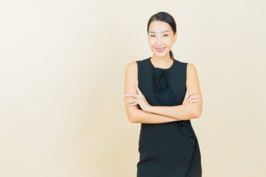 Portre güzel Asyalı kadın gülümsüyor. Renkli arka planda hareket var.