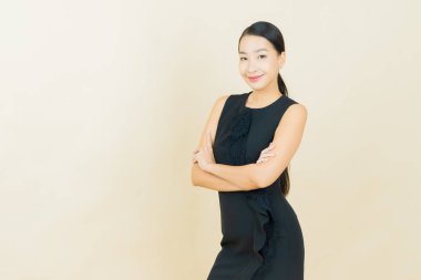 Portre güzel Asyalı kadın gülümsüyor. Renkli arka planda hareket var.