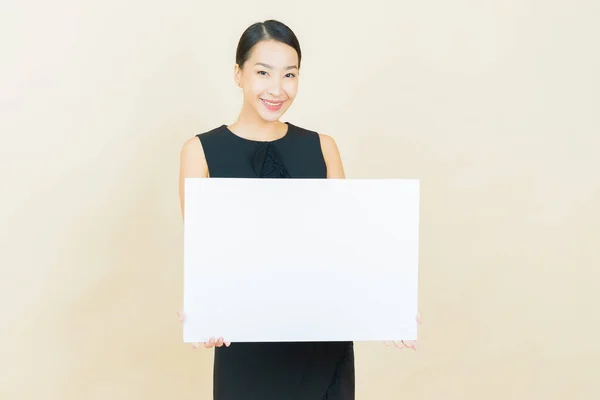 Retrato Bela Jovem Asiático Mulher Com Vazio Branco Outdoor Cor — Fotografia de Stock