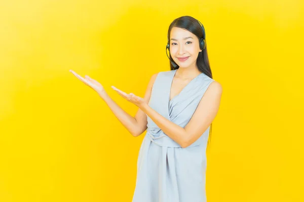 Portret Mooie Jonge Aziatische Vrouw Met Call Center Klantenservice Centrum — Stockfoto