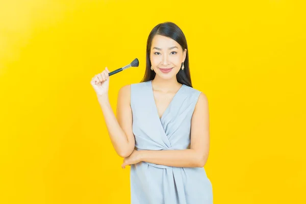 Porträt Schöne Junge Asiatische Frau Mit Make Pinsel Kosmetik Auf — Stockfoto