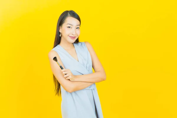 Portrait Belle Jeune Femme Asiatique Avec Maquillage Pinceau Cosmétique Sur — Photo