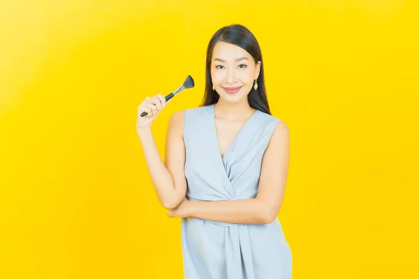 Portrait Belle Jeune Femme Asiatique Avec Maquillage Pinceau Cosmétique Sur — Photo