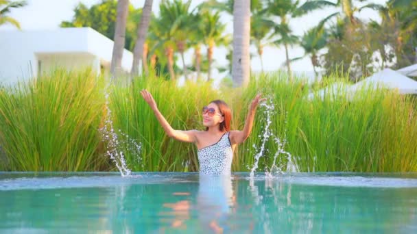 Séquences Belle Jeune Femme Asiatique Relax Sourire Loisirs Autour Piscine — Video