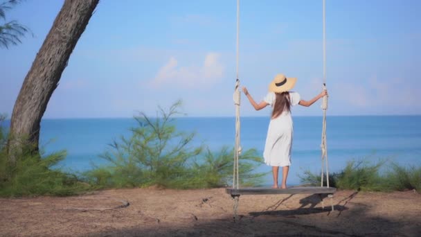 Güzel Asyalı Kadının Yaz Tatilinde Deniz Kıyısında Dinlendiği Görüntüler — Stok video