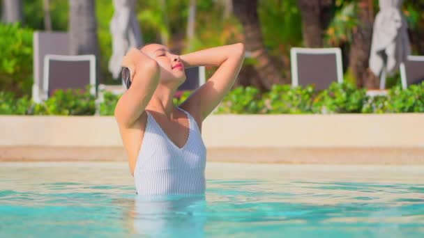 Material Archivo Hermosa Mujer Asiática Relajarse Sonrisa Ocio Alrededor Piscina — Vídeo de stock