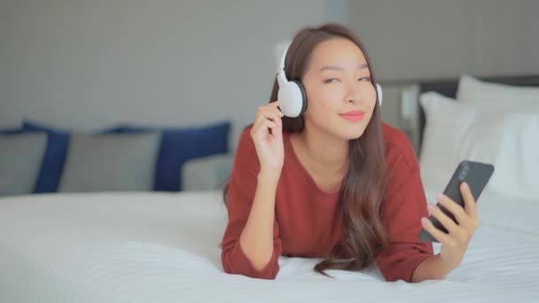 Bilder Vacker Asiatisk Kvinna Som Lyssnar Musik Med Hörlurar Och — Stockvideo